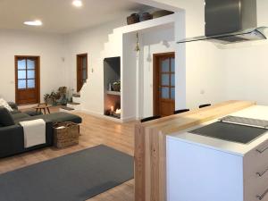 cocina y sala de estar con sofá y fogones en LOS ABUELOS en Tías