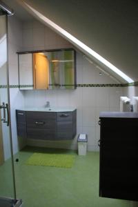 y baño con lavabo y espejo. en Urlaub am Bauernhof Weichselbaum, en Schloss Rosenau