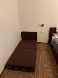 ein kleines Zimmer mit einem Bett in einem Zimmer in der Unterkunft Apartmán SOŇA in Tale