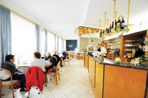 ケールハイムにあるCafe am Donautorのレストランの席に座る人々