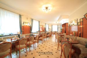 Cafe am Donautorにあるレストランまたは飲食店
