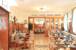 Cafe am Donautorにあるレストランまたは飲食店