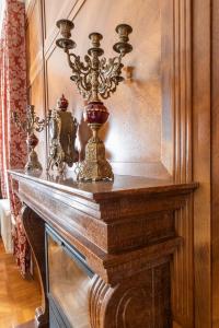 una mesa de madera con una lámpara de araña encima en Seven Suites Pieve, en Pieve di Soligo