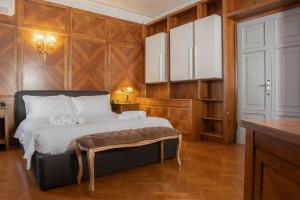 Schlafzimmer mit einem großen Bett und Holzwänden in der Unterkunft Seven Suites Pieve in Pieve di Soligo