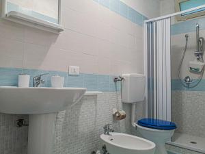 アルカモ・マリーナにあるCasaulente Mareのバスルーム(洗面台、トイレ、シャワー付)