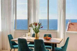 een eetkamer met een tafel en stoelen en uitzicht op de oceaan bij Esmeralda. Luxury. 1 line of the ocean. View! Quality! in Callao Salvaje