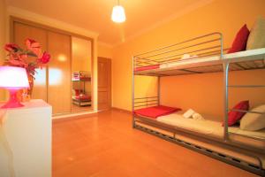 Zimmer mit 2 Etagenbetten und einer Lampe in der Unterkunft Sunny and Central in Albufeira