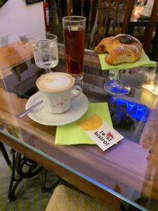 einen Tisch mit einer Tasse Kaffee und einem Gebäck in der Unterkunft HomEdo B&B in Florenz