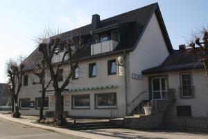 un gran edificio blanco con techo negro en Gasthof Grofe, en Effeln