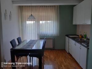 een keuken met een tafel en stoelen in een kamer bij Rooms & Apartments Amelee in Zagreb