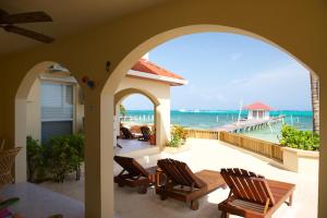 d'une terrasse avec deux chaises et une vue sur l'océan. dans l'établissement The Palms Oceanfront Suites, à San Pedro