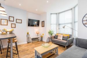 una sala de estar con un sofá y una mesa en Easy By The Beach, en Portsmouth