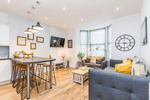 una sala de estar con un sofá y una mesa en Easy By The Beach, en Portsmouth