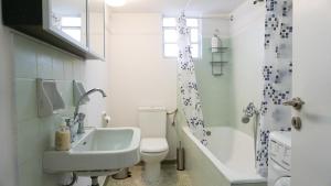 e bagno con lavandino, servizi igienici e vasca. di Comfortable Apartment in Kallithea by Athenian Homes ad Atene