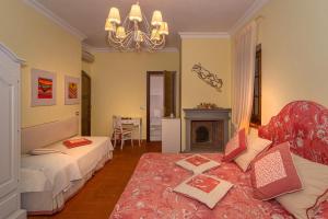 A bed or beds in a room at Villa Il Fortino