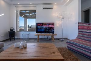 TV a/nebo společenská místnost v ubytování The Red Rock Villa Afandou by Rhodes4vacation
