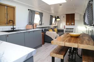 uma cozinha e sala de estar com uma mesa e um sofá em The Liverpool Boat em Liverpool