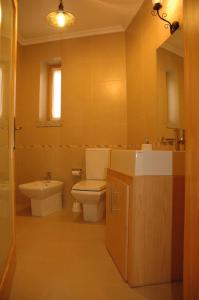 un bagno con un water e un lavandino di Casa Avó Alice a Seia Altre 24 foto