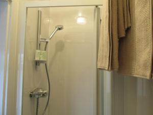 uma casa de banho com uma cabeça de chuveiro em No 3 em Penrith