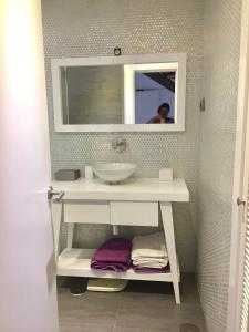 y baño con lavabo blanco y espejo. en chalet villa inside Madrid en Madrid