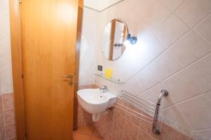 a bathroom with a sink and a mirror at Bilocale Ostrica in Casa Mazzari +24 photos