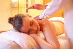 - un massage pour une femme au spa dans l'établissement Domaine De Malcor, à Jarjayes