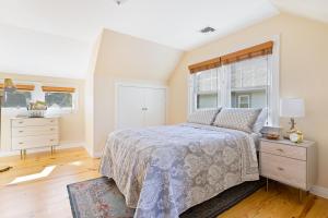 1 dormitorio con 1 cama, vestidor y ventana en Greenport Village Vacationer's Delight, en Greenport