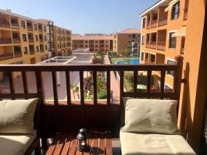 balkon z dwoma łóżkami i balkon z budynkami w obiekcie El Mocan Luxury Apartment w mieście Palm-Mar