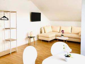 sala de estar con sofá y mesa en Gästezimmer am Hochrhein, en Lauchringen