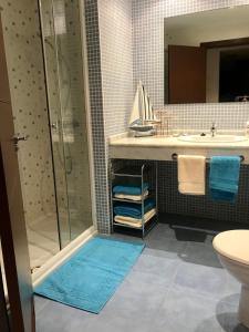 W łazience znajduje się prysznic i umywalka. w obiekcie El Mocan Luxury Apartment w mieście Palm-Mar