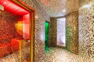 baño con ducha a ras de suelo y ventana en Antony Palace Hotel - Venice Airport, en Marcon 59 fotos más