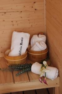 un estante con tres cestas de toallas y flores en Edificio Monir, en Bogotá