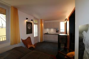 a small room with a bed and a kitchen at Le postillon - Duo in Saint-Pierre-dʼEntremont