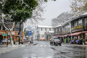 a city street with a car driving down the street at Hangzhou Shangcheng District ·Locals Apartment· Xihu ·00144510 in Hangzhou