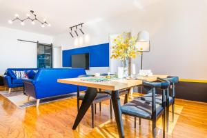 Un comedor con una mesa y sillas azules. en Qingdao Huangdao·Qingdao Silver Beach·, en Qingdao