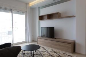 En TV eller et underholdningssystem på Encantador apartamento con piscina y AC - Helgafell 133