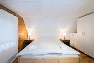 a bedroom with a bed with two lamps on two tables at DOMEK NAD WISŁĄ in Kazimierz Dolny