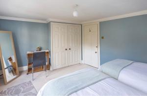 1 dormitorio con 1 cama y TV. en Ivory House - Stunning Central Townhouse, en Bath