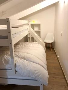 Etagenbett in einem kleinen Zimmer mit einer Leiter in der Unterkunft L'Aire des montagnes in Bolquere
