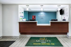 a waiting area of a white house with a welcome mat at Quality Inn - White House in White House