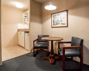 タンパにあるTampa Bay Extended Stay - Airportのテーブルと椅子とキッチンのある部屋 +22枚の写真