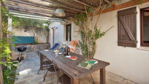 einem Holztisch in der Mitte einer Terrasse in der Unterkunft Laniella location in Calvi