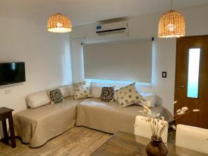 una sala de estar con un sofá y una mesa en Dunas Sur, en Villa Gesell