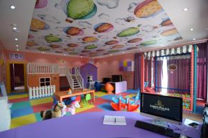 Детский клуб в Lords Palace Hotel SPA Casino