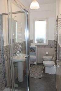 パレルモにあるCasa Vacanza Peppino!のバスルーム(シャワー、洗面台、トイレ付)