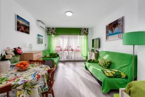 - un salon avec un canapé vert et une table dans l'établissement Apartment Studio Playa del Cura, à Torrevieja