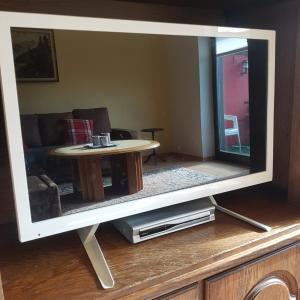 una TV a schermo piatto seduta sopra un centro di intrattenimento di Haus Hochgrat a Oberstaufen