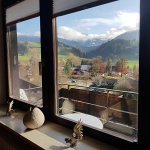 una finestra con vista sulle montagne di Haus Hochgrat a Oberstaufen