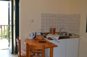 Kuchyňa alebo kuchynka v ubytovaní Erodios Apartments + 37 fotografií