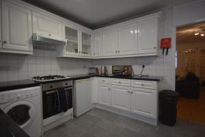 Five bedroom Townhouse Near Excel Exhibition Centre tesisinde mutfak veya mini mutfak